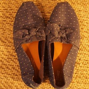 Blue and white polka dot Toms. Sweet bow detail. Never worn. Women’s size 7.